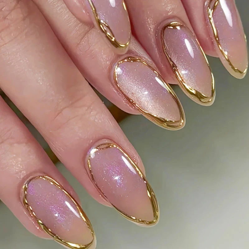 Elegante mandelförmige Press-On Nägel mit Goldrand
