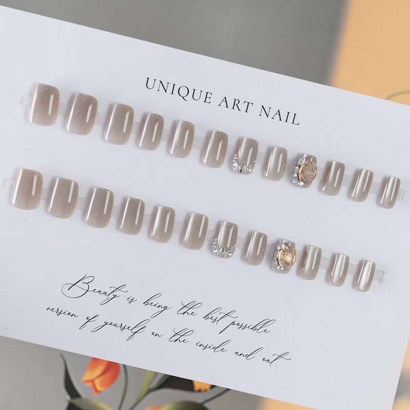 Dekorative Nagelkunst mit Strass-Akzenten