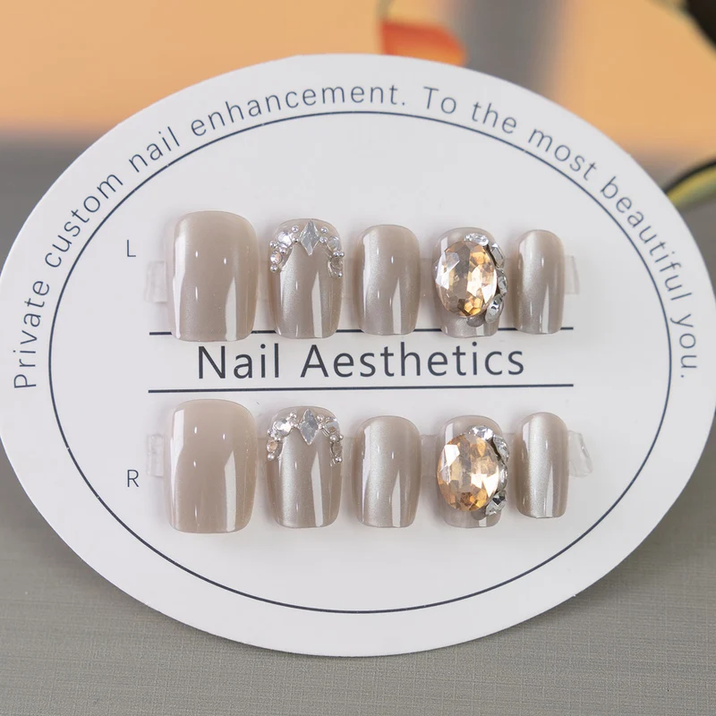 Dekorative Nagelkunst mit Strass-Akzenten