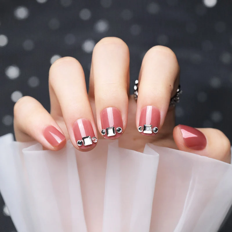 Dekorative Nagelkunst mit Edelsteinakzenten