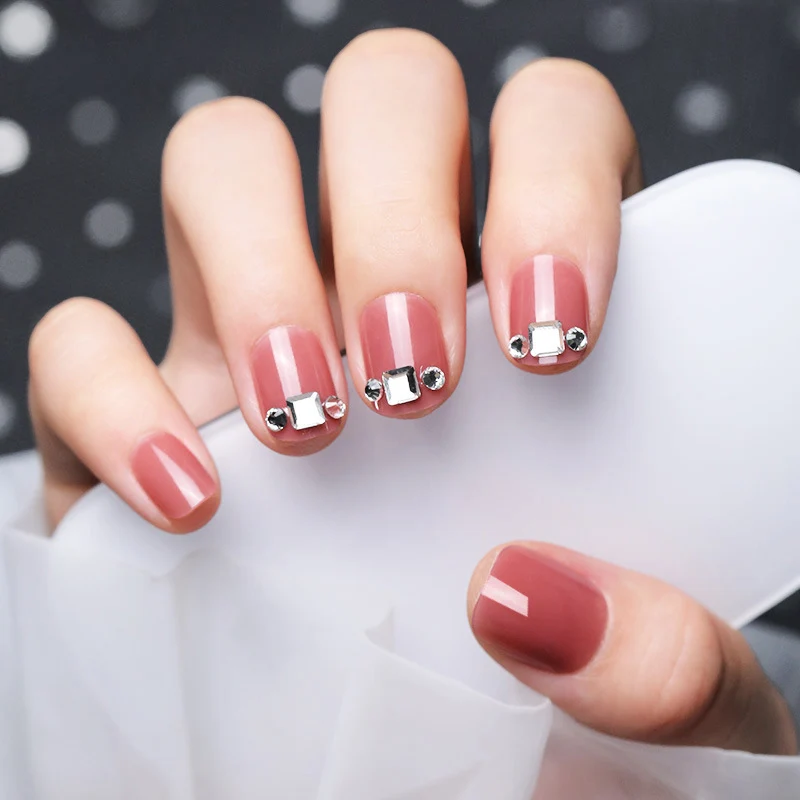 Dekorative Nagelkunst mit Edelsteinakzenten