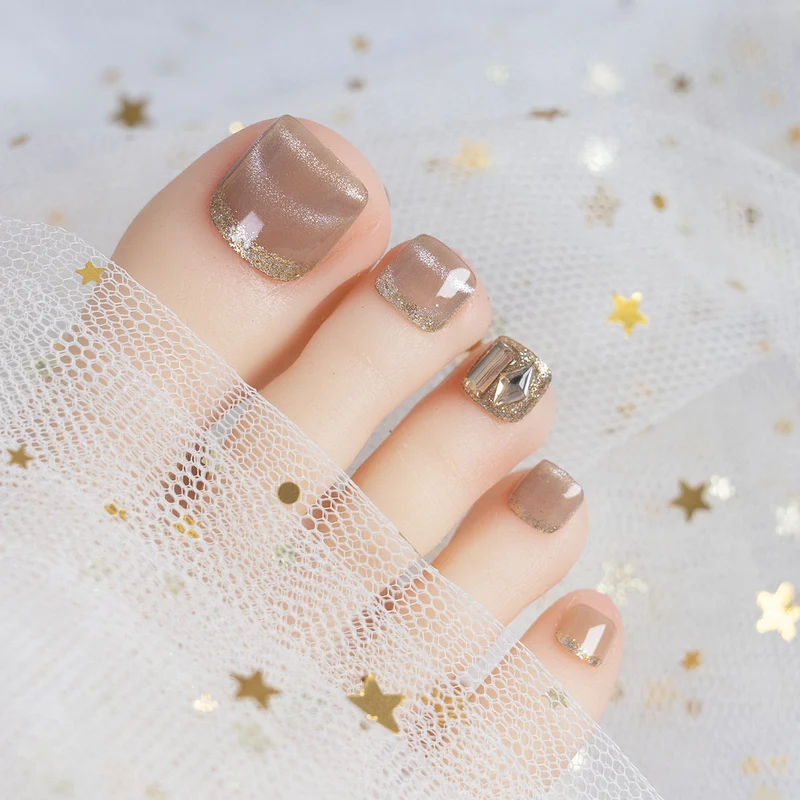 Dekorative mit Strass besetzte Zehennagelkunst