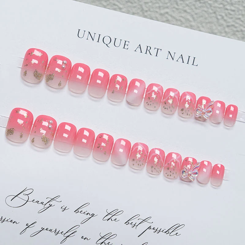 Dekorative Nagelkunst mit Schleifendetails