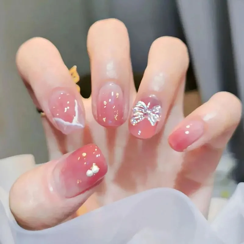 Dekorative Nagelkunst mit Schleifendetails