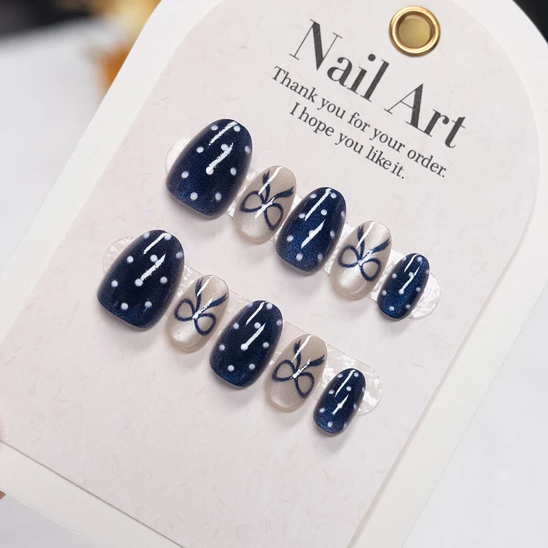 Dekorative Nagelkunst mit Schleifen- und Punkte-Design