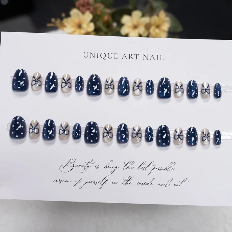 Dekorative Nagelkunst mit Schleifen- und Punkte-Design