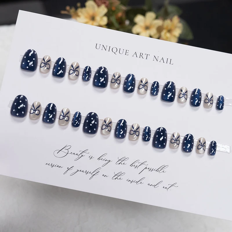 Dekorative Nagelkunst mit Schleifen- und Punkte-Design