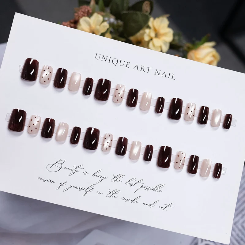 Künstlerisches Press-On-Nageldesign