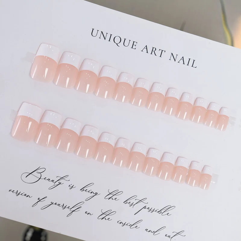 Klassische French Tip Press-On Nägel