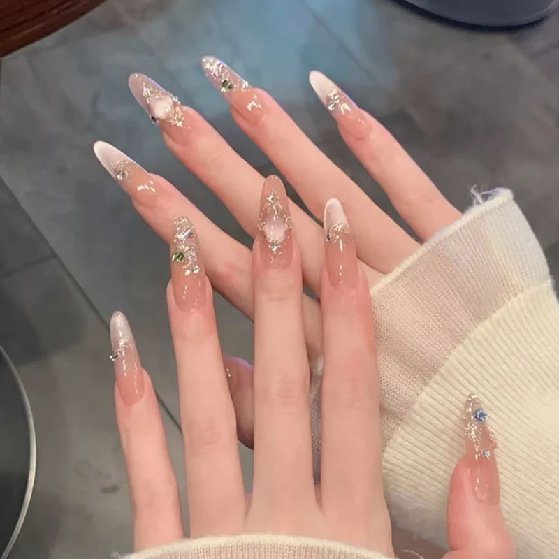 Dekorative Lange Stiletto Press-On Nägel mit Strass-Akzenten