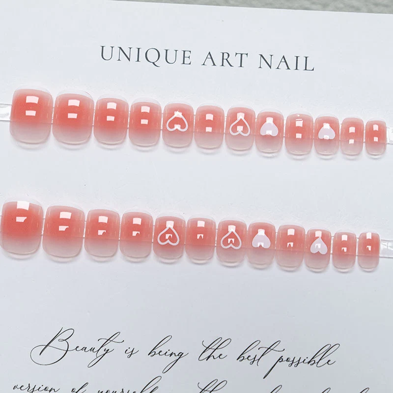 Dekorative Herz Nagelkunst