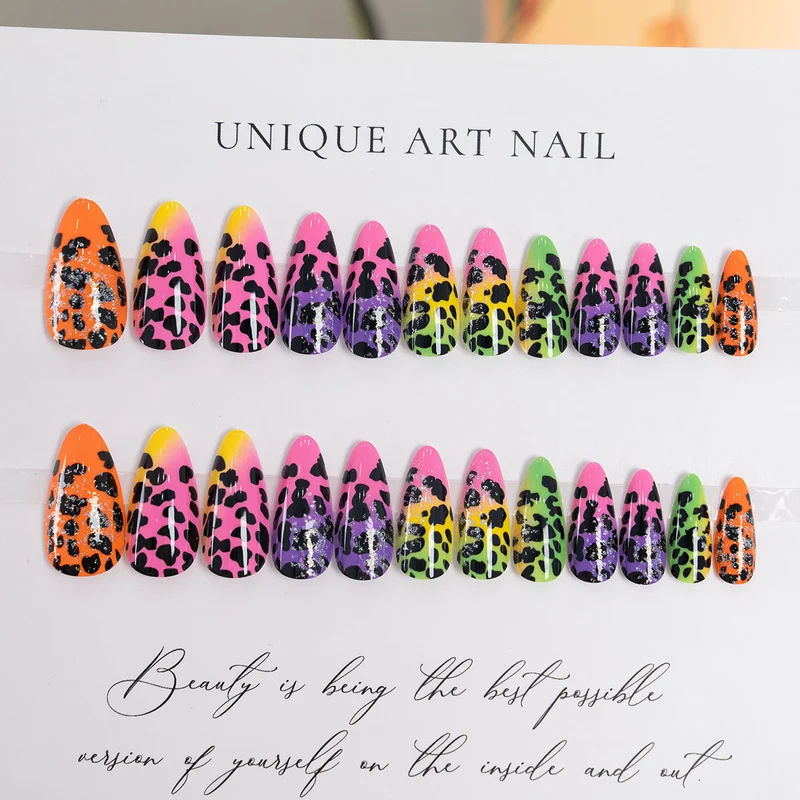 Kreative Stiletto Press-On Nägel mit Tierdruckdesign