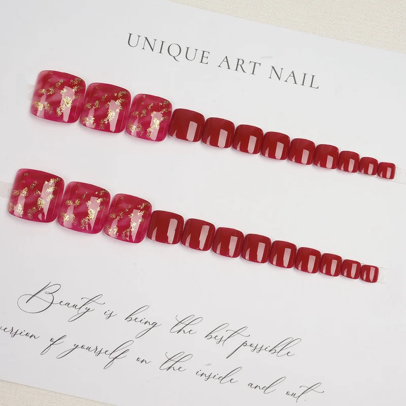 Künstlerische Nagelkunst mit goldenen Akzenten
