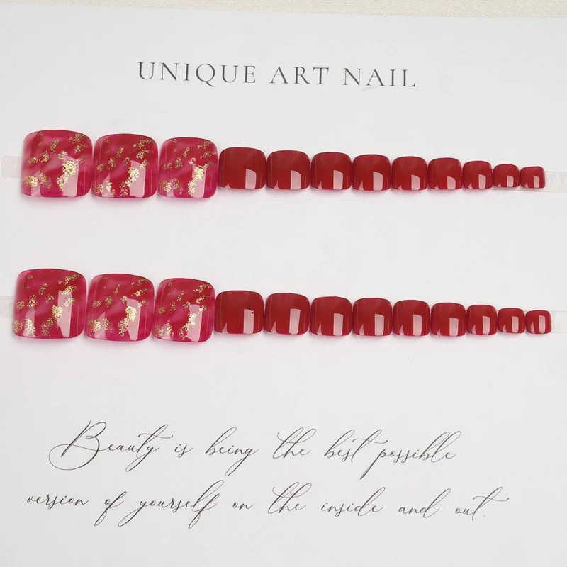 Künstlerische Nagelkunst mit goldenen Akzenten