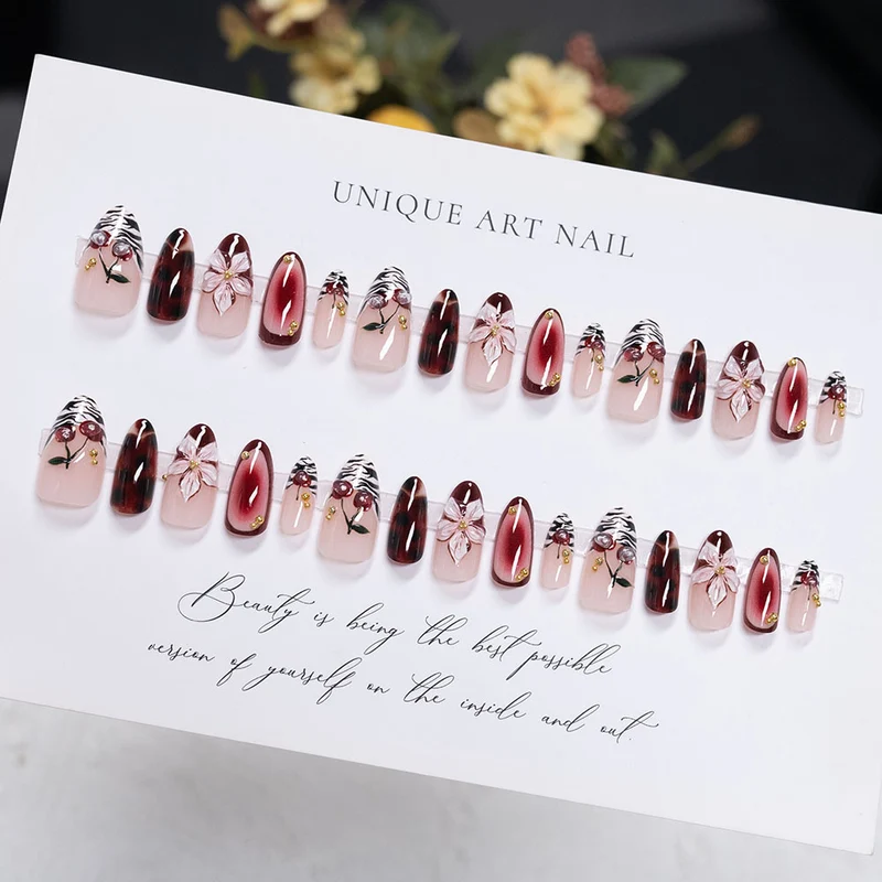 Künstlerische Stiletto-Press-On-Nägel mit floralen und abstrakten Designs
