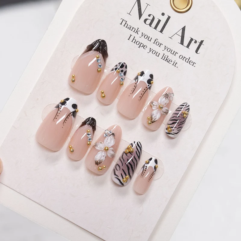 Künstlerisches Nagelset mit floralem und tierischem Druckdesign