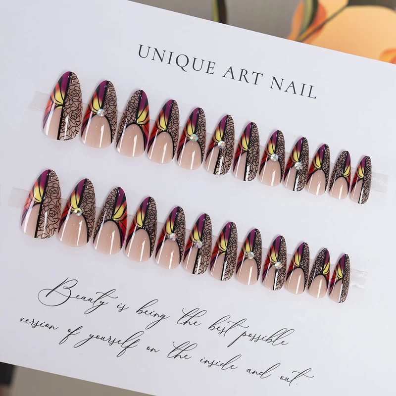 Künstlerisches Stiletto Press-On Nagelset mit floralem und abstraktem Design