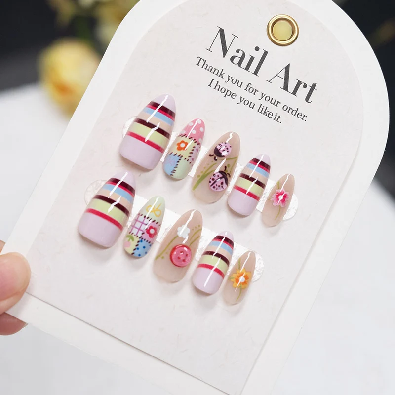 Künstlerisches Stiletto Press-On Nagelset mit floralen Akzenten