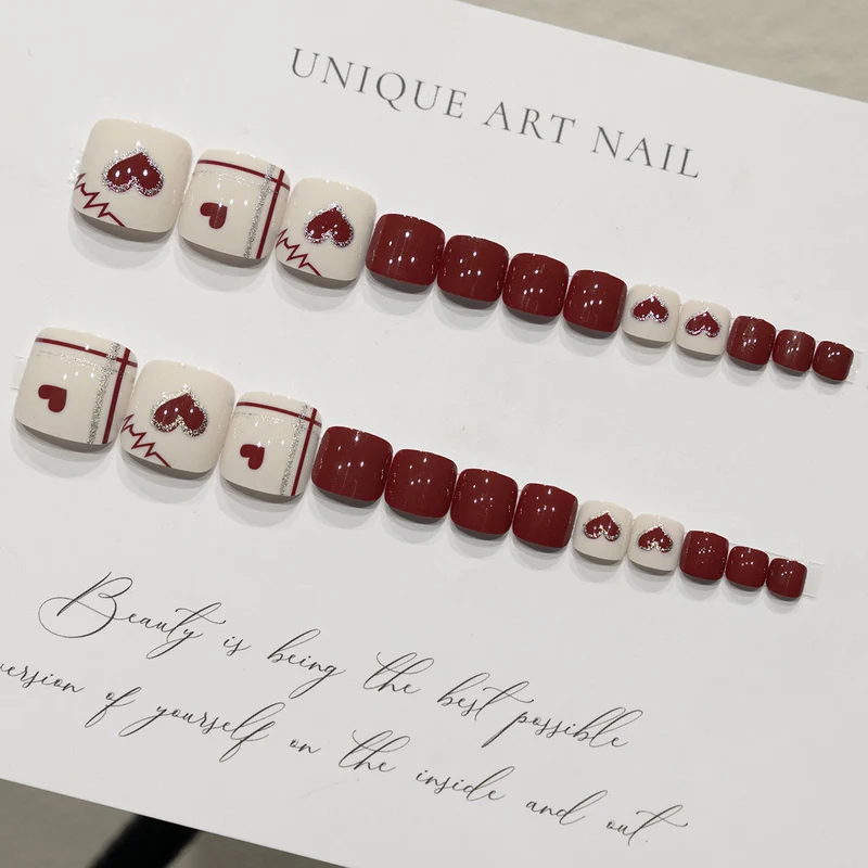 Kreatives Herzdesign Pediküre Nagelkunst