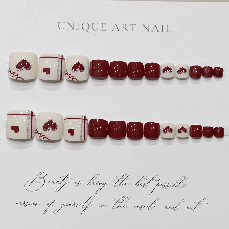 Kreatives Herzdesign Pediküre Nagelkunst