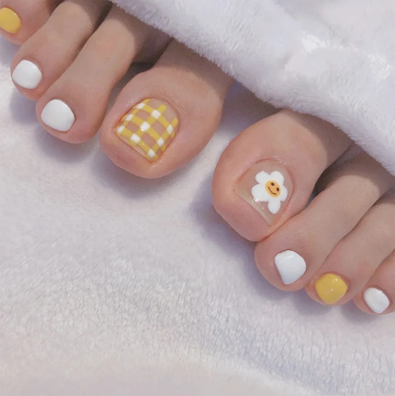 Kreative Blumen- und Karomuster-Nagelkunst