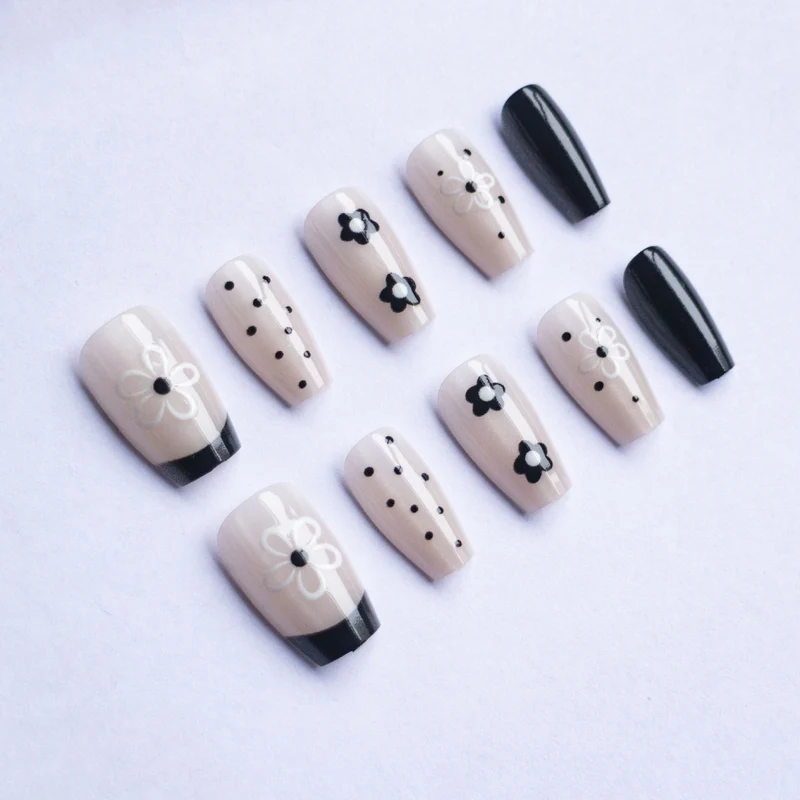 Stylisches Blumen-Nagelkunst-Set