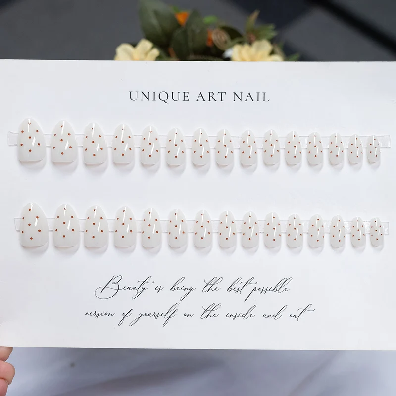 Künstlerisches Press-On Nagelset mit einzigartigem Punktdesign