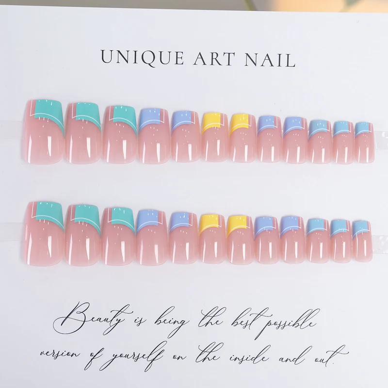 Künstlerisches Press-On-Nagelset mit einzigartigen geometrischen Designs