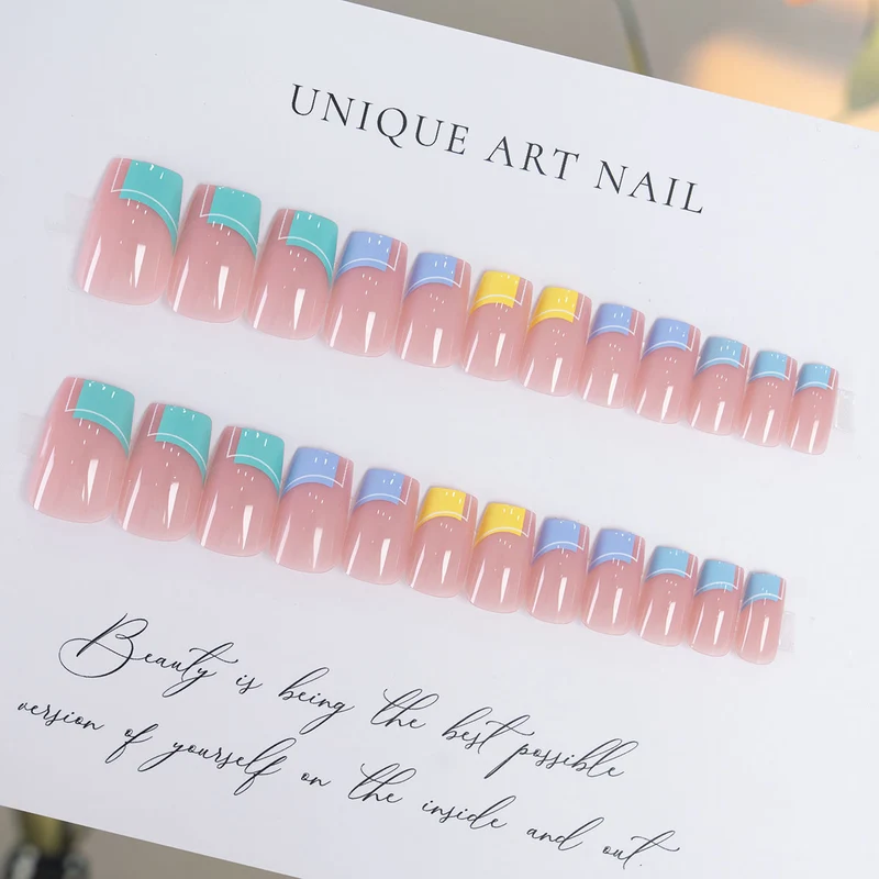 Künstlerisches Press-On-Nagelset mit einzigartigen geometrischen Designs