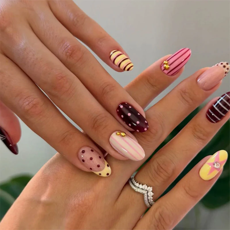 Künstlerisches Press-On-Nagel-Set mit Stern- und abstrakten Designs