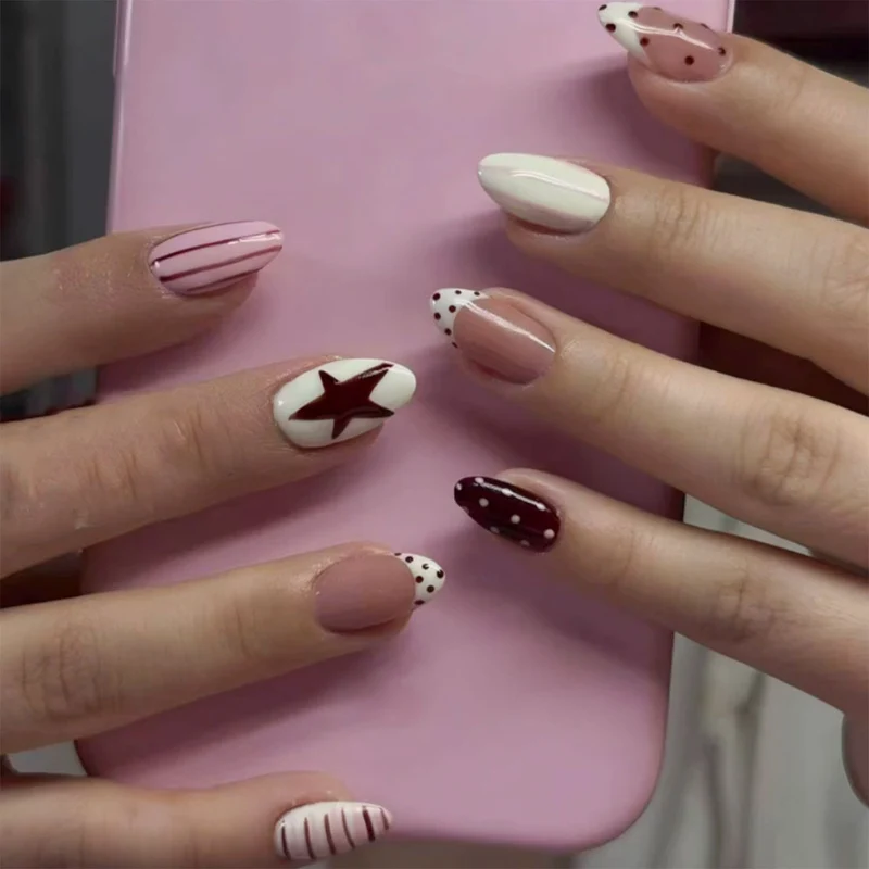 Künstlerisches Press-On-Nagel-Set mit Stern- und abstrakten Designs