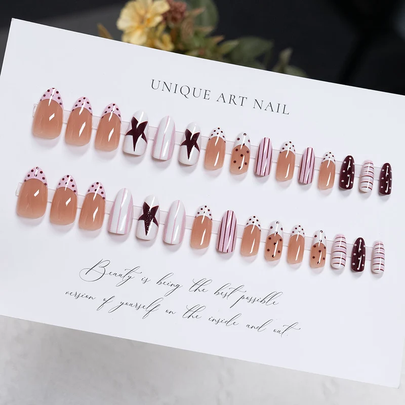 Künstlerisches Press-On-Nagel-Set mit Stern- und abstrakten Designs
