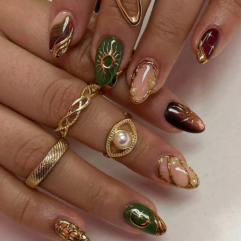 Künstlerisch goldverzierte Nagelkunst