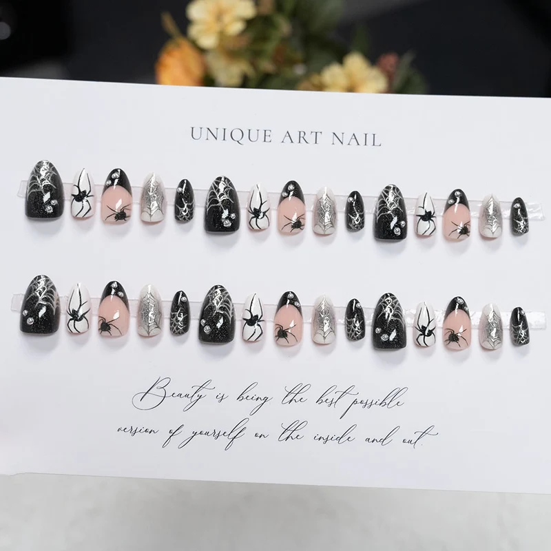 Künstlerische Press-On Nagelset mit Spinnen- und Netzdesign