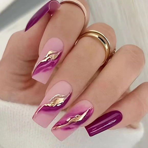 Künstlerisches Press-On-Nagelset mit metallischen Akzenten