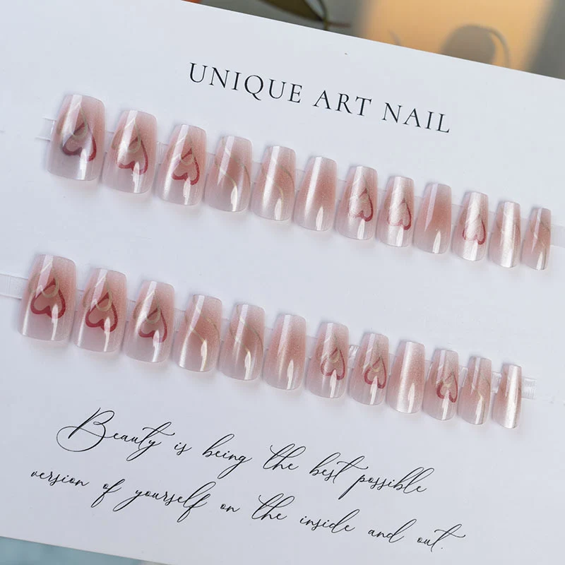 Künstlerisches Press-On Nagelset mit Herzdesign