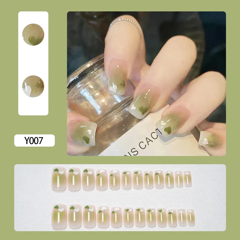 Künstlerisches Press-On-Nagelset mit Herz- und Blätterdesigns