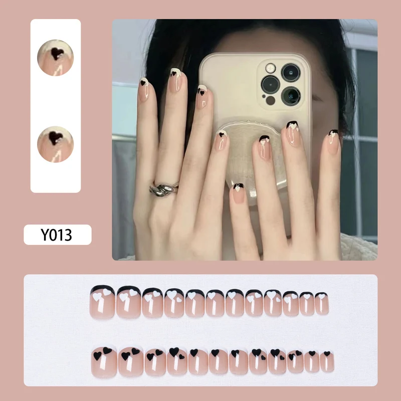 Künstlerisches Press-On-Nagelset mit Herz- und Blätterdesigns