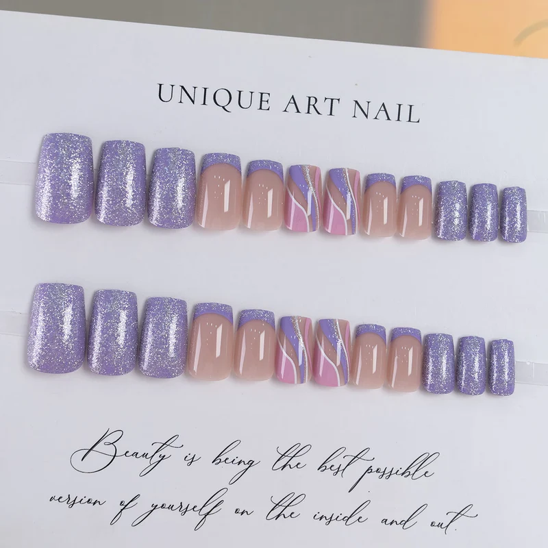 Künstlerisches Press-On-Nagelset mit Glitzer und abstraktem Design