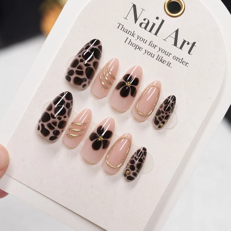 Künstlerisches Press-On-Nagelset mit floralen und goldenen Akzenten