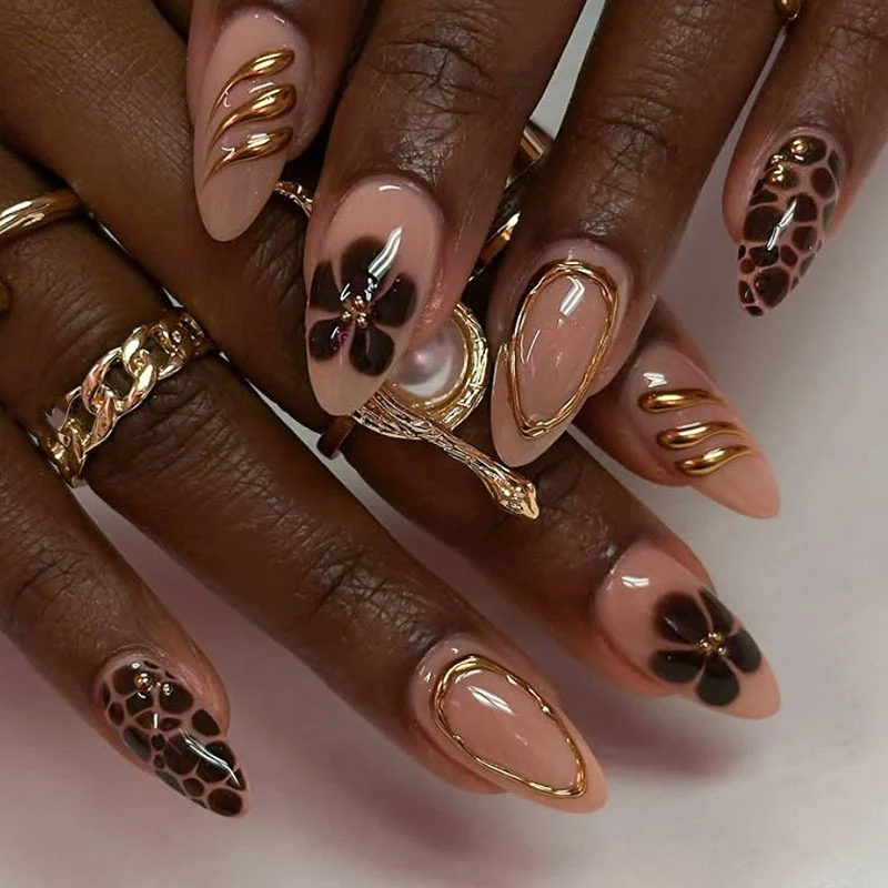Künstlerisches Press-On-Nagelset mit floralen und goldenen Akzenten