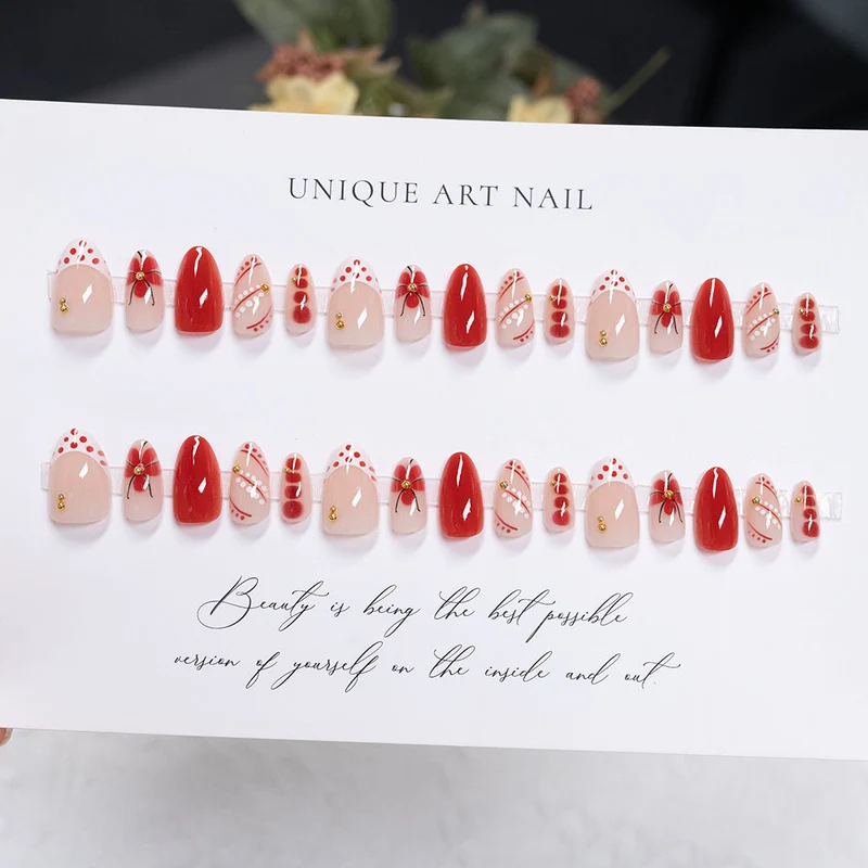 Künstlerisches Press-On-Nagelset mit floralen und geometrischen Mustern