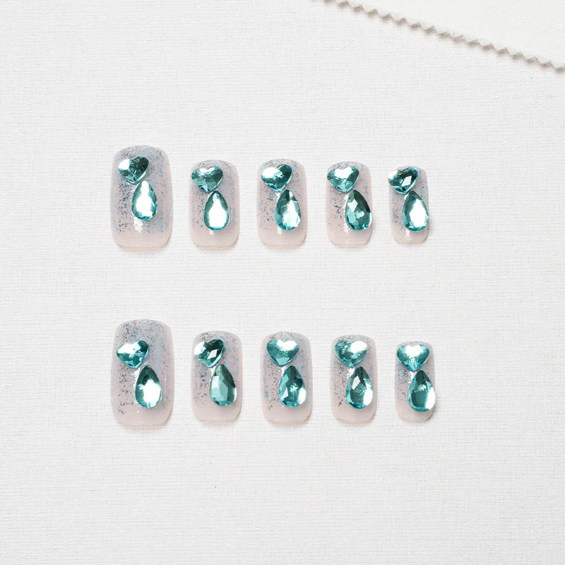 Künstlerisches Press-On-Nagelset mit eleganten Verzierungen