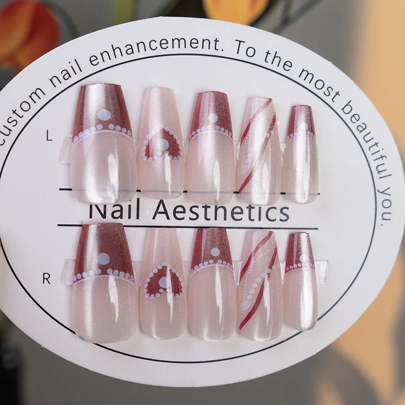 Künstlerisches Press-On-Nagelset mit individuellen Designs