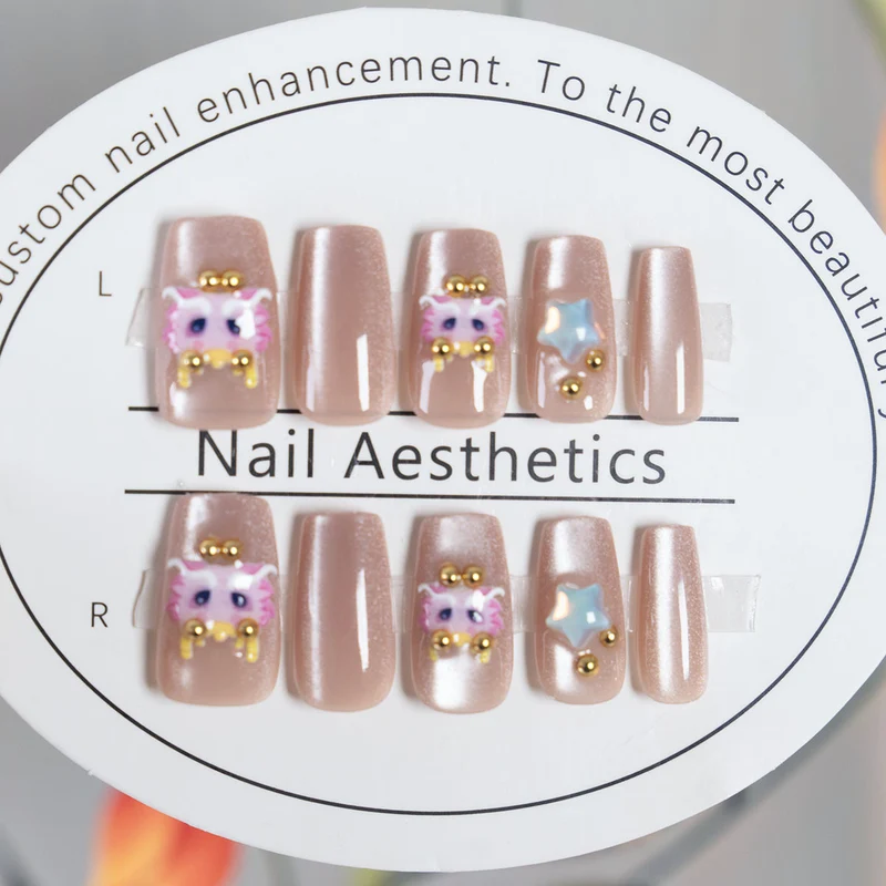 Künstlerisches Press-On-Nagelset mit individuellen Designs