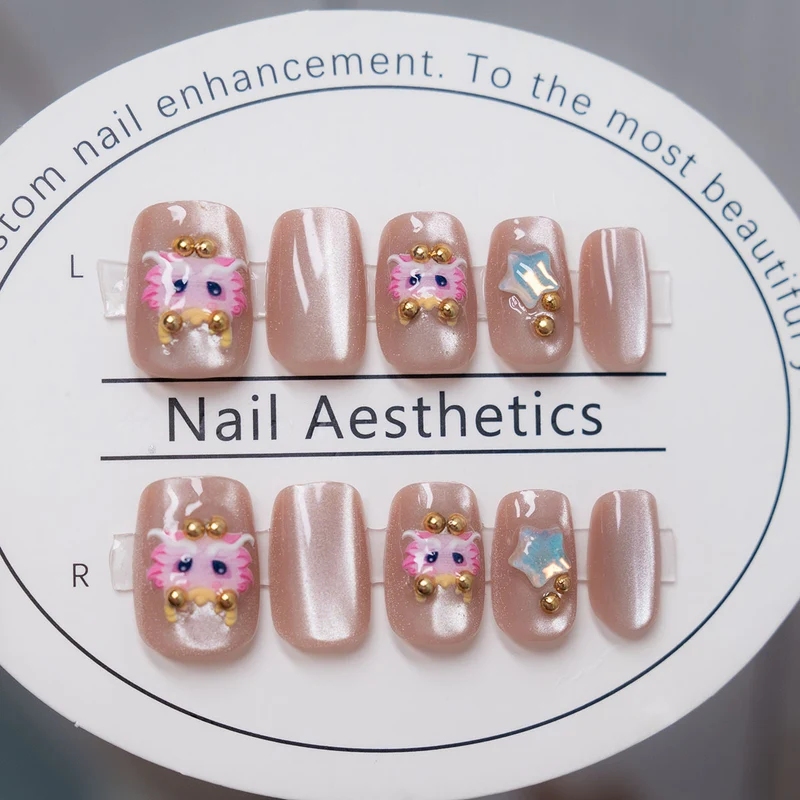 Künstlerisches Press-On-Nagelset mit individuellen Designs