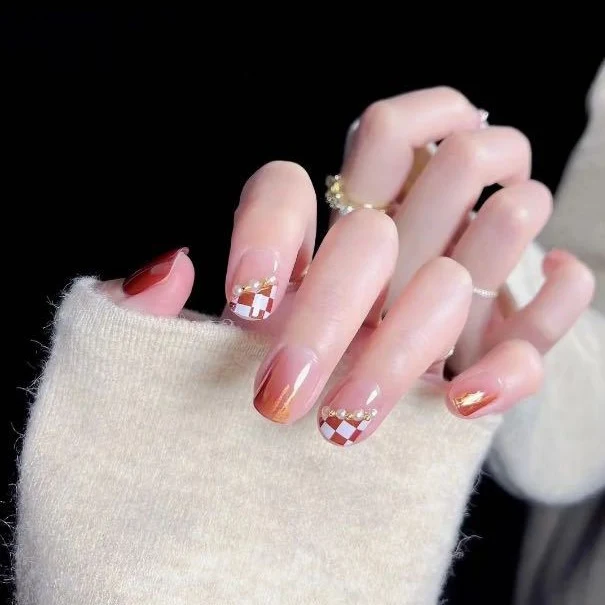 Künstlerisches Press-On-Nagel-Set mit Schachbrettdesign