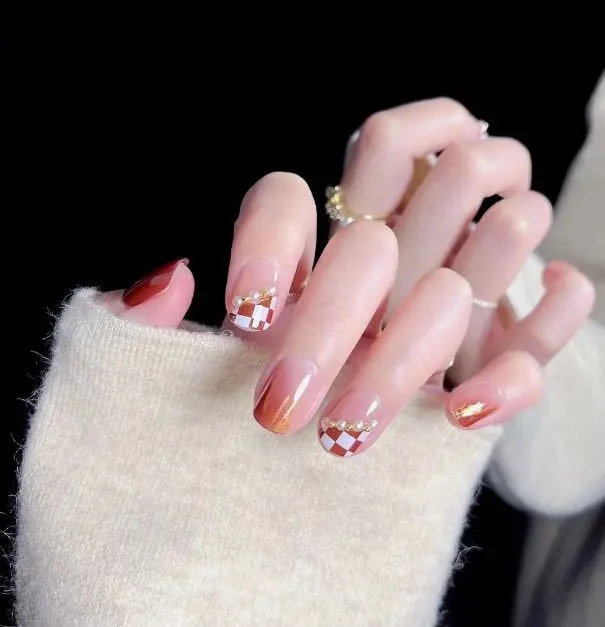 Künstlerisches Press-On-Nagel-Set mit Schachbrettdesign