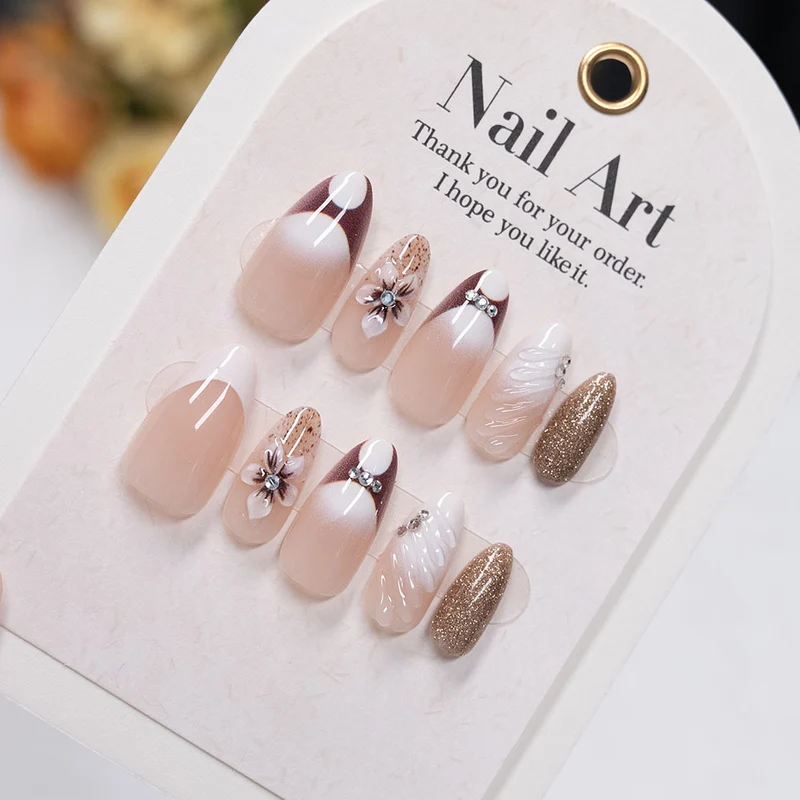 Künstlerische Blumendruck-Nagelkunst