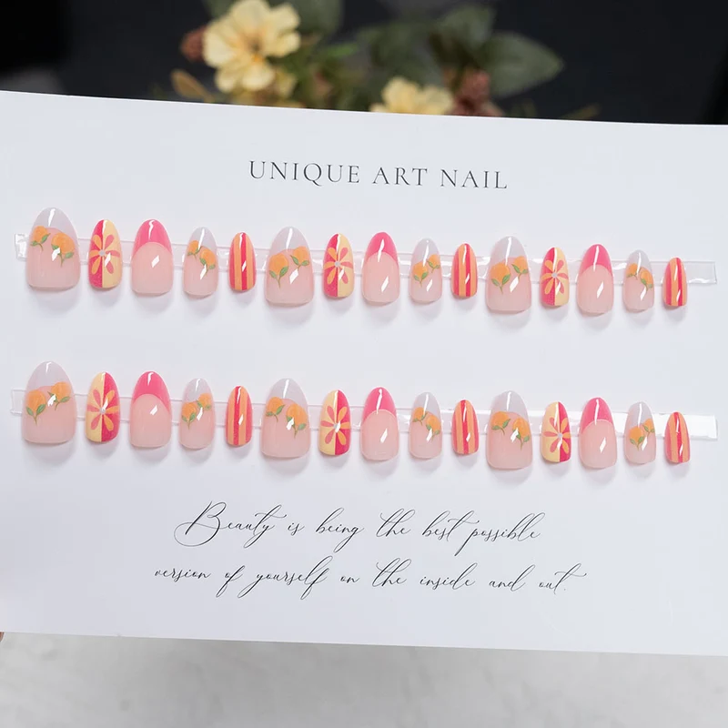 Künstlerisches, blumeninspiriertes Press-On-Nagelset